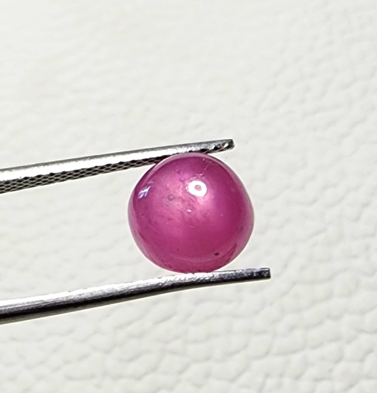 スタールビー ラウンドカボション 8.5mm。ジュエリー用スタールビー