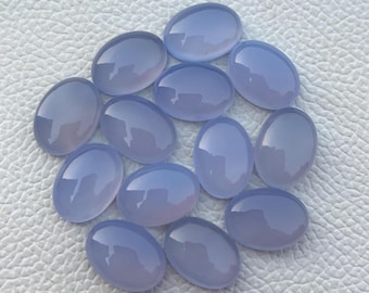Naturalny owalny kaboszon chalcedonu o wymiarach 16 x 12 mm i 18 x 13 mm. Kalibrowany niebieski chalcedon do biżuterii. Cena za 1 sztukę.