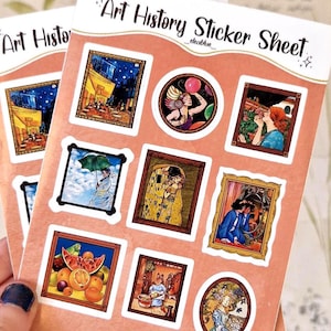 Può includere: Due fogli di adesivi con il testo "Art History Sticker Sheet" con vari dipinti famosi. Gli adesivi includono immagini di opere d'arte in cornici quadrate e circolari, con uno sfondo color pesca.