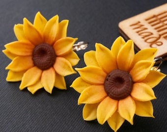 Pendientes colgantes de girasol hechos a mano: arcilla polimérica, tono plateado.