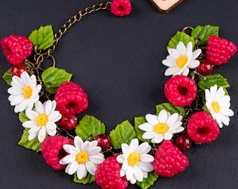 Raspberries with daisies bracelet ‒ Berry bracelet ‒ Berry jewelry ‒ Flower bracelet ‒ Polymer clay ‒ Red ‒ White ‒ Green