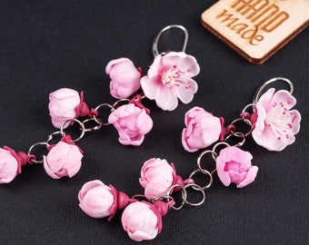Pendientes colgantes de sakura rosa hechos a mano: joyería de flores de arcilla polimérica