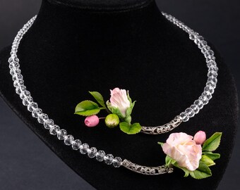 Collar largo de rosas rosadas, flores y capullos de arcilla polimérica esculpidos a mano, cuentas de cristal austriaco, joyería botánica, accesorio de boda.
