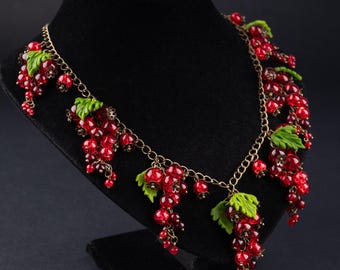 Collar de grosellas rojas, racimos de bayas realistas, cuentas de cuarzo rojo, hojas de arcilla polimérica esculpidas a mano, cadena de bronce antiguo, joyería botánica