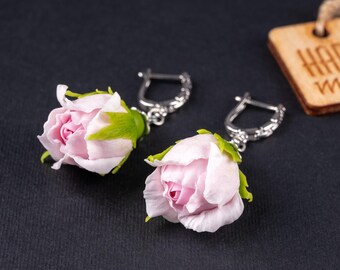 Pendientes de rosa suave hechos a mano: arcilla polimérica, colgantes