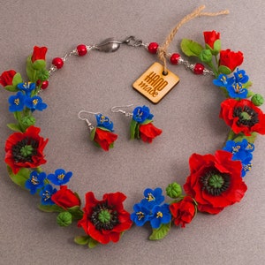 Popozze rossi nel campo: collana di gioielli floreali .u2012