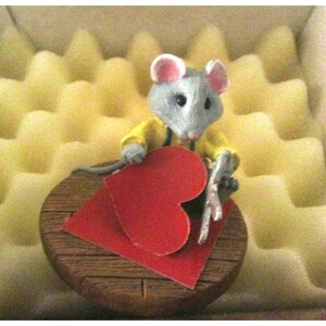 1988 Hallmark Tender Touches Mouse Cutting Out Heart Figurine New in Box/shipper