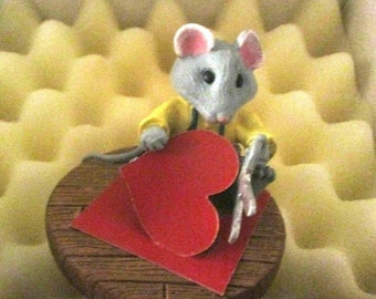 1988 Hallmark Tender Touches Mouse Cutting Out Heart Figurine New in Box/shipper