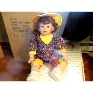 World Gallery Holly Hunt Strawberry Fun Muñeca de porcelana para niños pequeños de 22&quot; MIB con COA