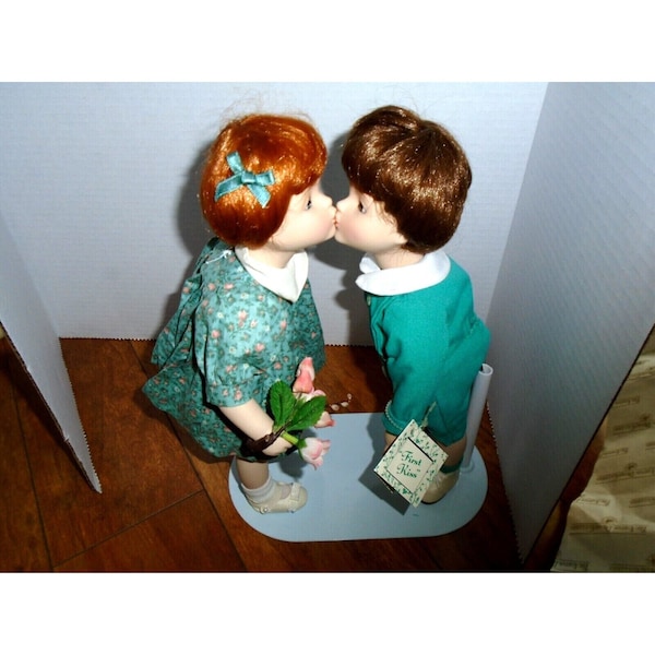 1992 Ashton Drake First Kiss Jessie Wilcox Smith Kissing 11" Porcelain Dolls MIB