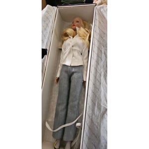 1999 NRFB Robert Tonner Tyler Wentworth Blonde  Signature Style Doll