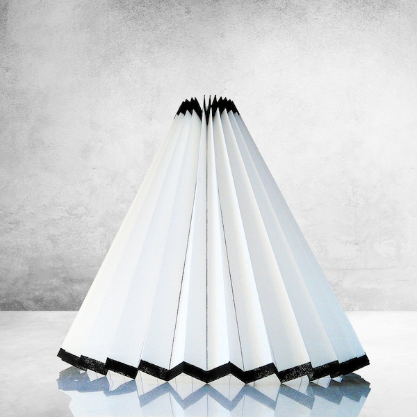 Lampe de bureau moderne, abat-jour noir et blanc, lampe de table côtière, abat-jour en tissu origami, lampe de table de nuit, cadeau pour mariage, cadeau pour elle