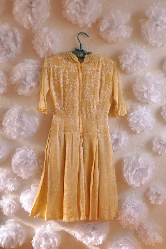 SALE*The Victoria: 60s Vintage Brocade Lace Flutt… - image 4