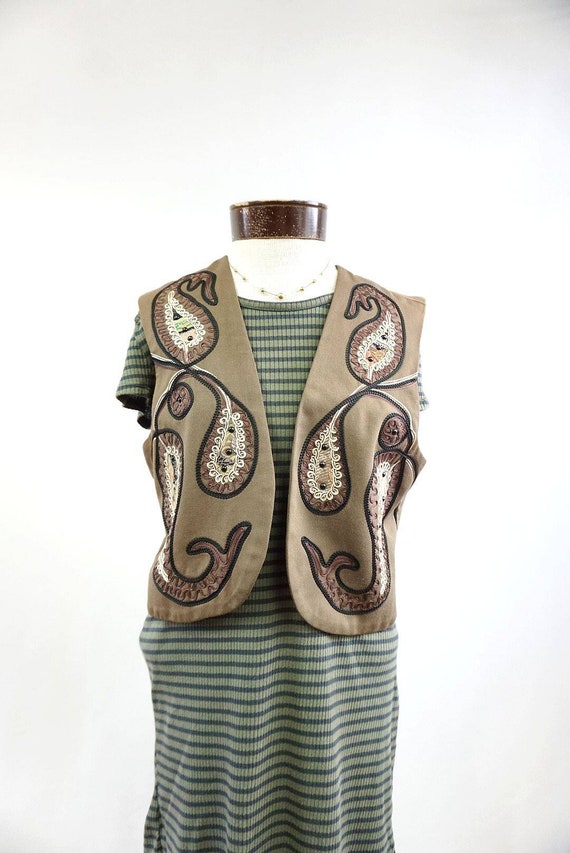 The Esther: 70s Vintage Brown Embroidered 3D Embel