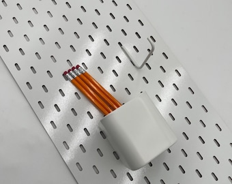 Tablero perforado ovalado Skadis (IKEA) de tamaño personalizado en color blanco.