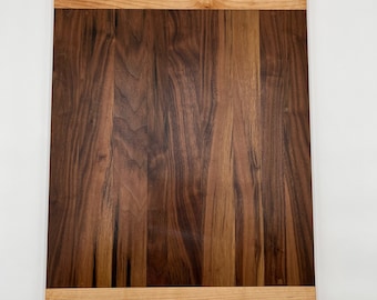 Tabla de cortar extraíble de nogal, hecha a medida con extremo de arce, fabricada por encargo. Tabla de cortar extraíble, ideal para reformas de cocina.