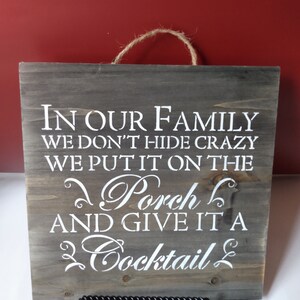 Federa Cuscino Divano 45x45 Cm – 'In Our Family We Don't Hide Crazy...' – Cotone E Lino – Senza Imbottitura
