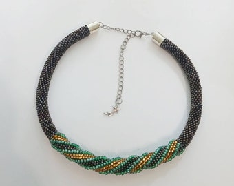 Handgemaakte gehaakte ketting met rocailles: groengouden avondchoker