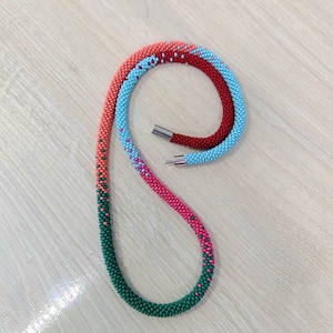 Mehrfarbige gehäkelte Halskette Rocailles Perlen Seil Halskette Boho Choker Handgemachte Halskette Geschenk für Sie Perlenkette häkeln Choker geknotet
