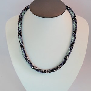 Virkat halsband med seed beads: Grönt lila ormhalsband, handgjort