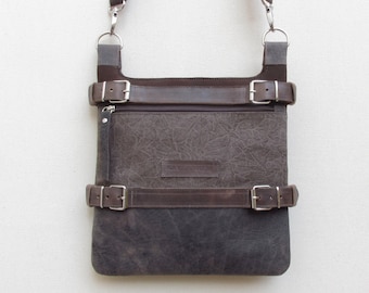Brown saddlebag in leather and canvas. Leather and canvas crossbody bag. Multi compartment bag.