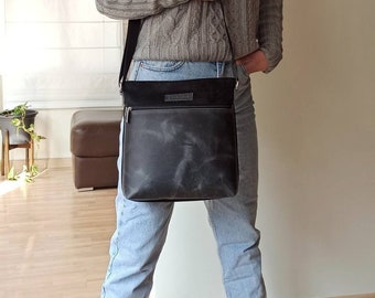 Tasche aus Cord und Leder. Schwarze Cordtasche. Handtasche aus geöltem Leder. Kleine Umhängetasche aus Cord und Leder. Boho-Tasche aus Cord.