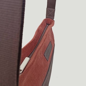 Korallenfarbene Cordtasche. Cordtasche mit brauner Leder pocket. Handgefertigte Umhängetasche aus Cord und Leder. Bild 4