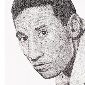 Può includere: Disegno a puntini in bianco e nero del batterista jazz Max Roach, con la sua firma sotto l'immagine. Il testo "MAX ROACH" e "by Joe Ziegler" è sotto il disegno.