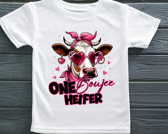 Een vaars PNG, grappige koe clipart, roze hooglandkoe png, vaars koe met bril, sublimatie design, digitale download png