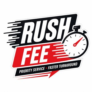 Peut inclure: Un design graphique avec le texte RUSH FEE en lettres blanches grasses sur des fonds noir et rouge. Un chronomètre blanc avec une aiguille rouge est placé à droite. En dessous, le texte PRIORITY SERVICE - FASTER TURNAROUND apparaît en blanc sur une bannière noire, avec des lignes de mouvement horizontales sur la gauche.