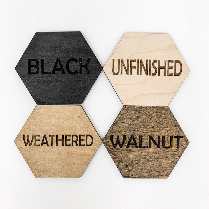 Pu&ograve; includere: Quattro sottobicchieri esagonali in legno con diverse finiture: nero, grezzo, invecchiato e noce.