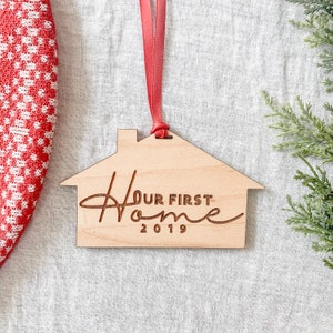 Unser erstes Haus Weihnachtsverzierung - Holz Weihnachtsverzierung - Neues Haus Verzierung - Abschlussgeschenk des Maklers - Einweihungsgeschenk