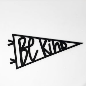 Be Kind Holz Wimpel, Vintage Banner Flagge, Kinderzimmer Zeichen, Spielzimmer Dekor, Mädchenzimmer Wandkunst, Jungen Schlafzimmer, Wohnheim Dekor, Spielzimmer Zeichen