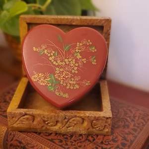Vintage Plastic Heart Trinket Box // Vintage Home Decor
