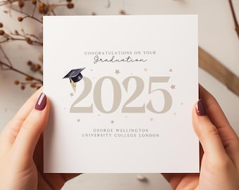 Peut inclure: Une carte blanche avec le texte "Félicitations pour votre diplôme 2025" en lettres brunes avec une illustration de chapeau de graduation noir. Le texte "George Wellington University College London" est imprimé sous l'année.