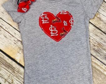 St. Louis Cardinals Glitter/Sparkly Applicerat Hjärta T-shirt, Personlig, St. Louis Cardinals Småbarns-/Barnkläder, Baby T-shirt, MLB
