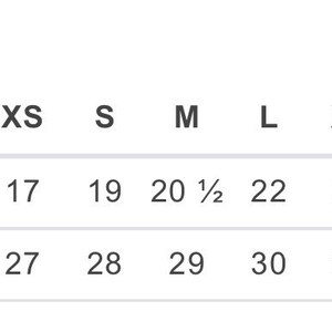 Peut inclure: Un tableau de mesures intitul&eacute; Measurements in inches, indiquant la largeur et la longueur du corps pour les tailles XS &agrave; 4XL. Le tableau affiche des valeurs num&eacute;riques pour chaque taille, allant de 17 &agrave; 30 pouces pour la largeur et 27 &agrave; 34 pouces pour la longueur.