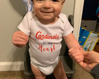 Cardinals/Cubs spädbarnsbody, Rolig-Cardinals in my Heart (fram), Cubs in my Pants (bak) Body/body, St. Louis babykläder, rival