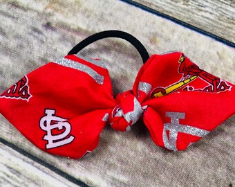 Adorable noeuds à cheveux scintillants noués cardinaux de Saint-Louis- cardinaux de Saint-Louis- nœud en tissu- élastique/clip, bandeau élastique au crochet