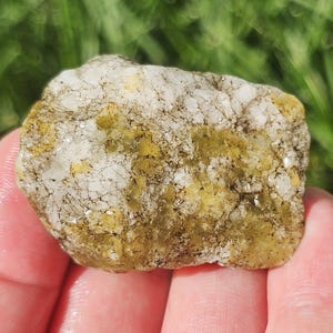 Olivin in Dolomit, Marmor, grüner Kristall in Matrix, ungewöhnlicher Gibralton, 30g, unbehandelter Rohstein