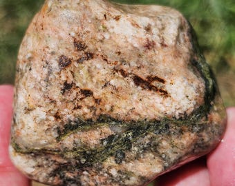 縞状ユナカイト花崗岩、黄銅鉱、緑簾石、長石、石英、先カンブリア時代