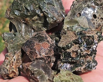 グリーンスラグガラス、1870年代の歴史的な鉄鉱石製錬、強磁性