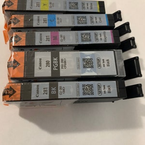 Puede incluir: Un juego de seis cartuchos de tinta Canon para una impresora. Los cartuchos están etiquetados con los colores negro, amarillo, cian, magenta y foto negro. Los cartuchos son todos nuevos y sin abrir.