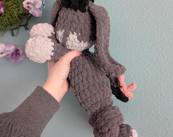 Muñeco de peluche de burro inspirado en Eeyore a crochet