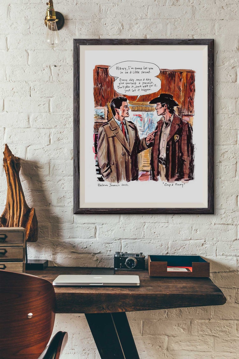 Puede incluir: Impresi&oacute;n art&iacute;stica enmarcada con una ilustraci&oacute;n de estilo c&oacute;mic de dos hombres en una habitaci&oacute;n. Un hombre con abrigo beige y corbata roja habla con un hombre con chaqueta y sombrero marrones. Texto en bocadillo: "Harry, te voy a contar un peque&ntilde;o secreto."