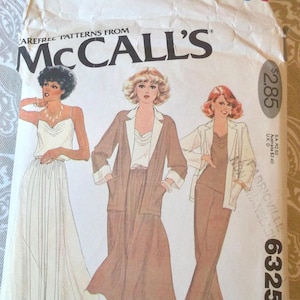 Peut inclure: Pochette de patron de couture vintage McCall's, avec des illustrations de trois femmes en différentes tenues. Le paquet est blanc avec des points colorés et le texte "McCall's". Le numéro du patron est 6325.