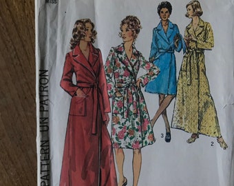 Simplicity Women/Misses Robe in 2 Lengths, Size Small (8-10), Bust 31 1/2-32 1/2 inches, Pattern 5989, Uncut, Factory-Folded.