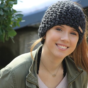 Bollo desordenado Beanie, Ganchillo desordenado Bun Beanie, Desordenado Moño Sombrero, Top Knot Beanie, Bollo Sombrero, Ganchillo Bollo Sombrero, Cola de caballo Beanie, Carnaval de Venecia