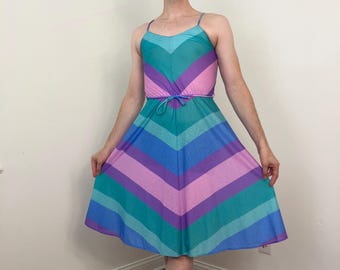 Vestido de verano de rayas chevron de colores de finales de los años 70 y 80