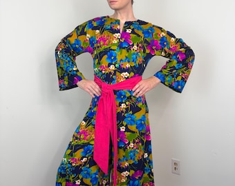 Vintage hawaiianischer Jumpsuit aus den 60er/70er Jahren mit Blumenmuster, weitem Bein und Glockenärmeln